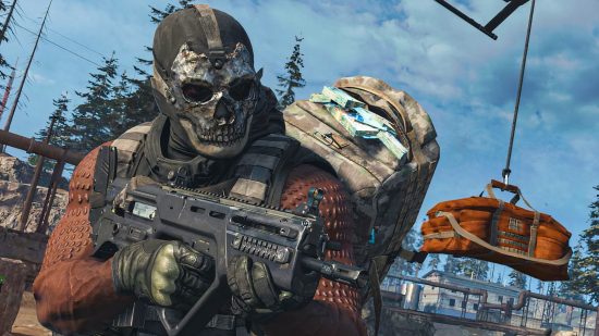 Watch as Call of Duty player wins $100k for a single round of Warzone: An operator in Call of Duty Warzone holds their weapon